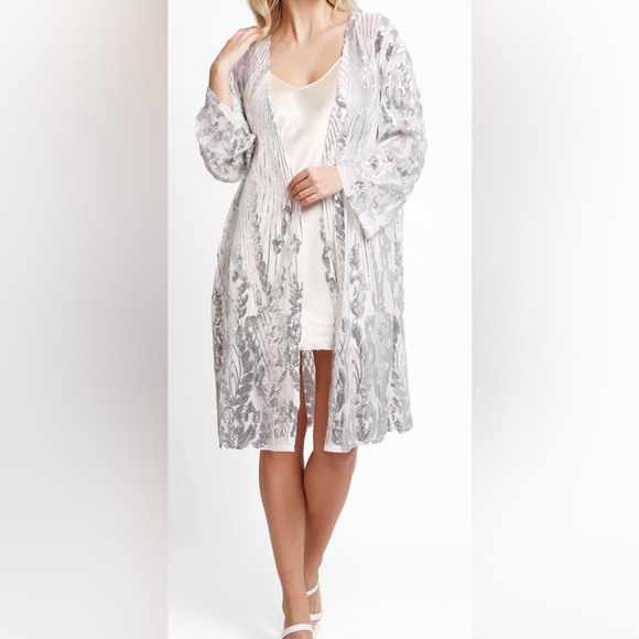 NWT/NIB SILVER OS sequin duster. Get your “Shimmer On”this holiday Season! - Picture 5 of 9